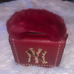 NY bag with fur handle